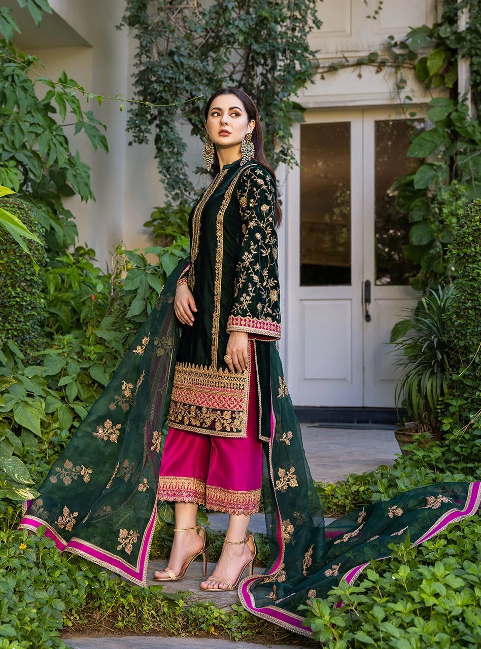 ZAINAB CHOTANI LUXURY VELVET COLLECTION| WEARING BY HANIA AMIR| TOP PAKISTANI DRESS BY SHAEBIZ