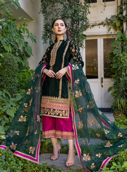 ZAINAB CHOTANI LUXURY VELVET COLLECTION| WEARING BY HANIA AMIR| TOP PAKISTANI DRESS BY SHAEBIZ
