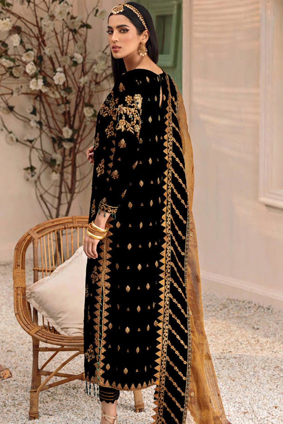 EMAAN ADEEL LUXURY MAKHMAL VELVET COLLECTION| MASTER REPLICA| UNSTITCHED 3 PC| TOP PAKISTANI DRESS BY SHAEBIZ