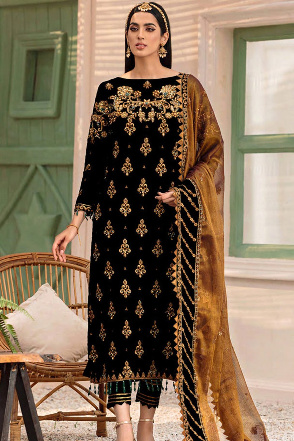 EMAAN ADEEL LUXURY MAKHMAL VELVET COLLECTION| MASTER REPLICA| UNSTITCHED 3 PC| TOP PAKISTANI DRESS BY SHAEBIZ