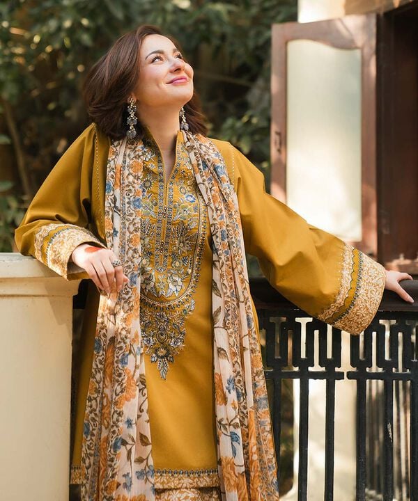 SAPPHIRE LUXURY LAWN DIGITAL PRINT COLLECTION| HANIA AMIR| TOP PAKISTANI DRESS BY SHAEBIZ