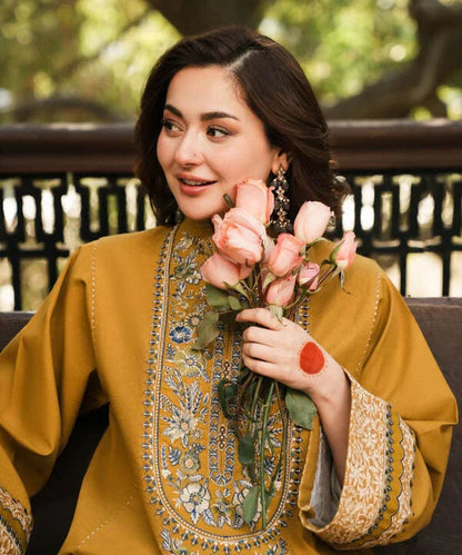 SAPPHIRE LUXURY LAWN DIGITAL PRINT COLLECTION| HANIA AMIR| TOP PAKISTANI DRESS BY SHAEBIZ