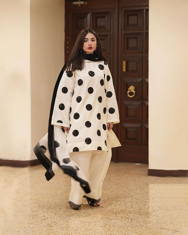 ZARA SHAHJAHAN WHITE AND BLACK LAWN | YUMNA ZAIDI| TOP PAKISTANI DRESS BY SHAEBIZ