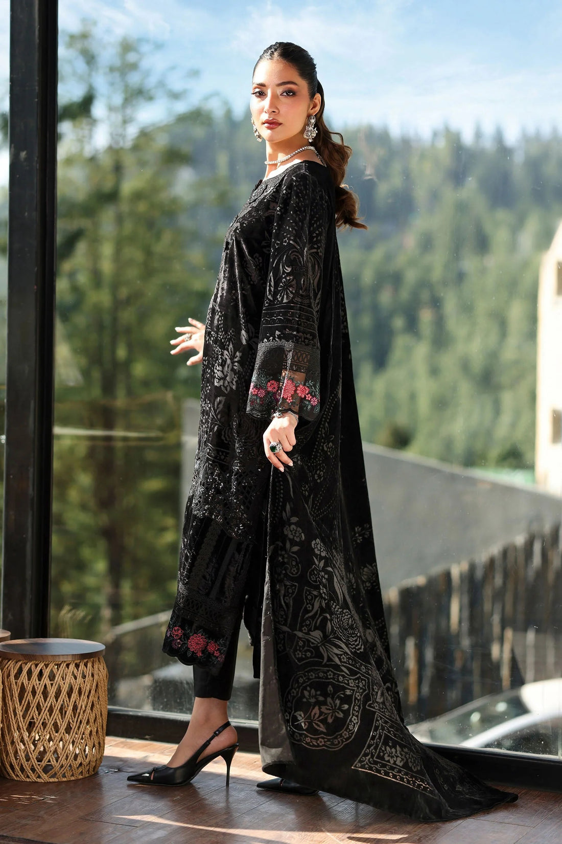 MARIA B LUXURY VELVET EMBROIDERED PALACHI | LATEST VELVET COLLECTION 2025| TOP PAKISTANI DRESS BY SHAEBIZ