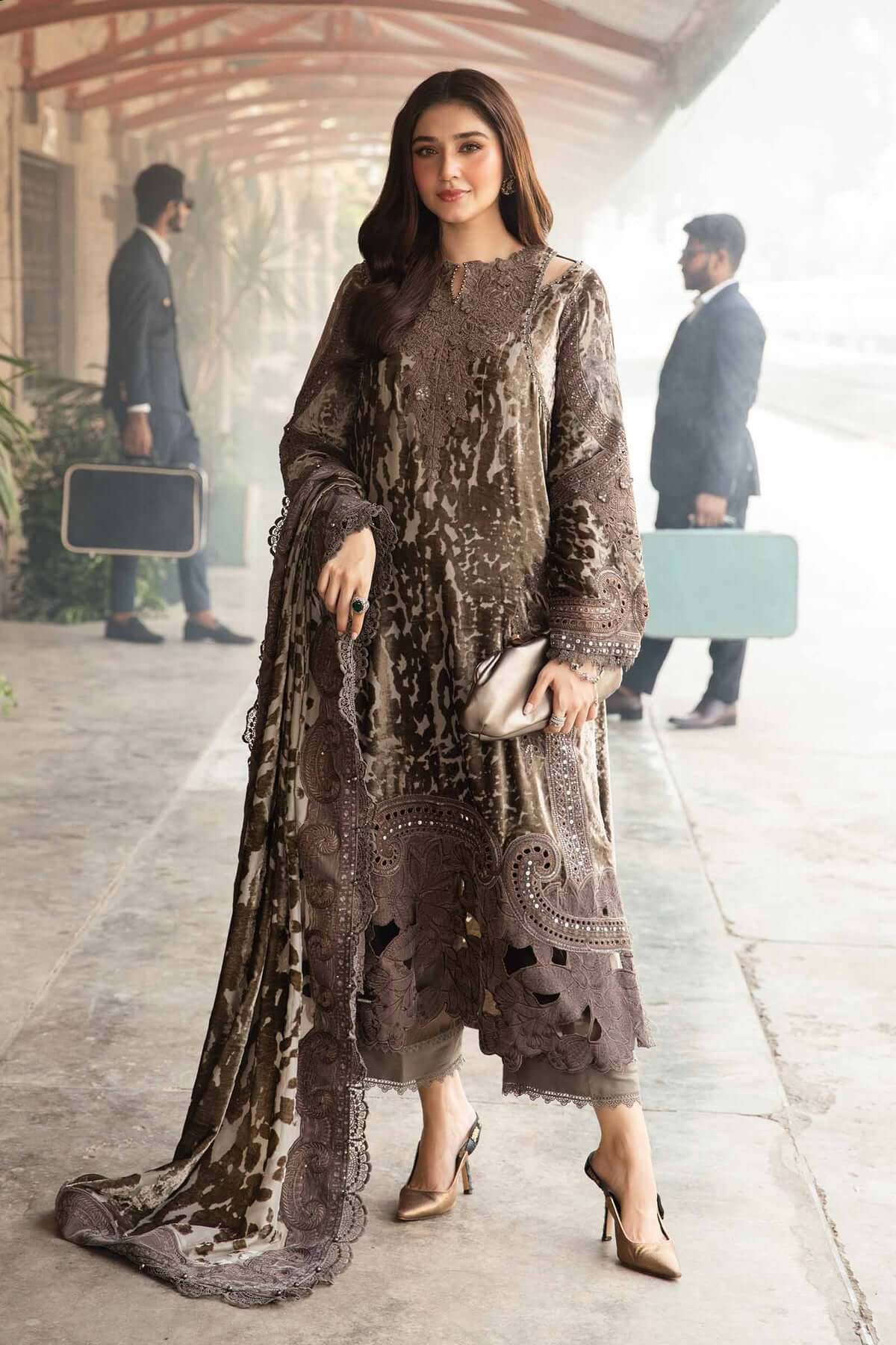 MARIA B LATEST LAWN UNSTITCHED 3 PCS| MASTER REPLICA BY SHAEBIZ