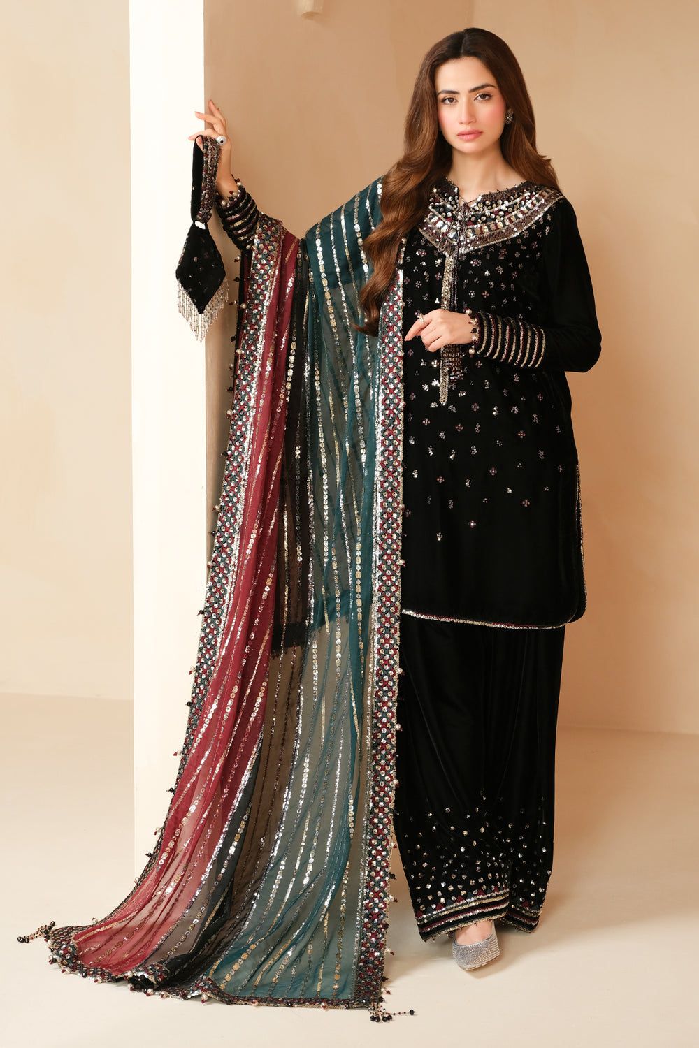 JAZMIN NEW LUXURY BLACK VELVET DRESS| HIT CODE | WEARING BY SANA JAVED| TOP PAKISTANI DRESS BY SHAEBIZ