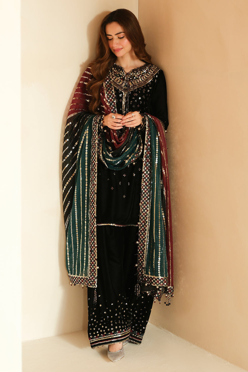 JAZMIN NEW LUXURY BLACK VELVET DRESS| HIT CODE | WEARING BY SANA JAVED| TOP PAKISTANI DRESS BY SHAEBIZ