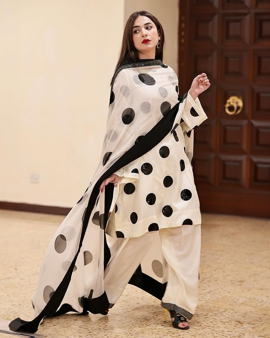 ZARA SHAHJAHAN WHITE AND BLACK LAWN | YUMNA ZAIDI| TOP PAKISTANI DRESS BY SHAEBIZ